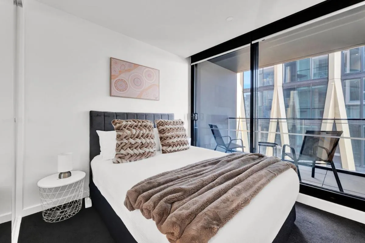 Image 1 of Gorgeous 2bed 2bath apartment near Crown
