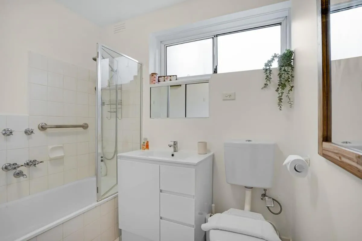 Image 2 of Homey 1 bdrm Thornbury Apt near restaurants+shops
