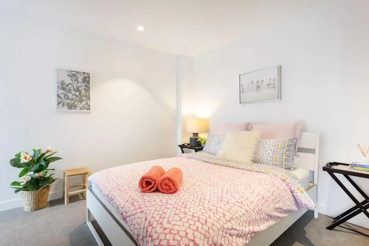 Image 2 of Le Oasis Apt inCBD 2BR 3Beds near Southern cross