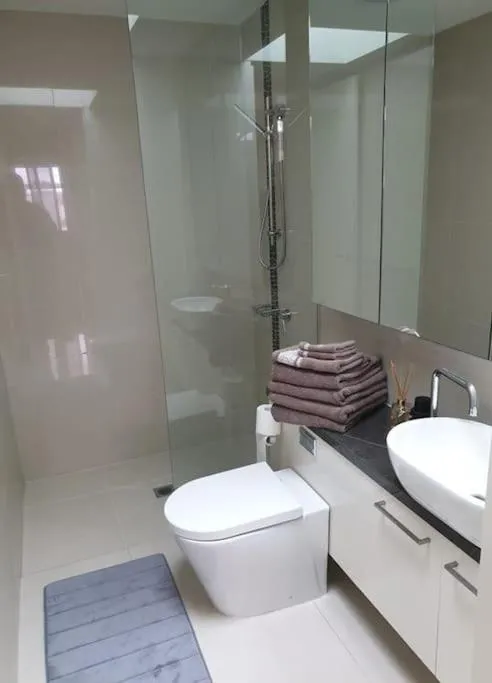 Image 3 of Luxurious Modern 2 Bedroom 2 Bathroom Apartment