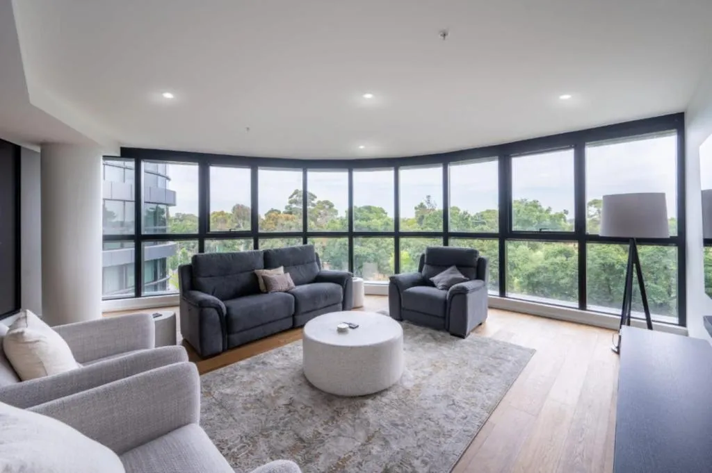 Image of Luxury Melbourne 4 Bed Apt – Pool and Parking