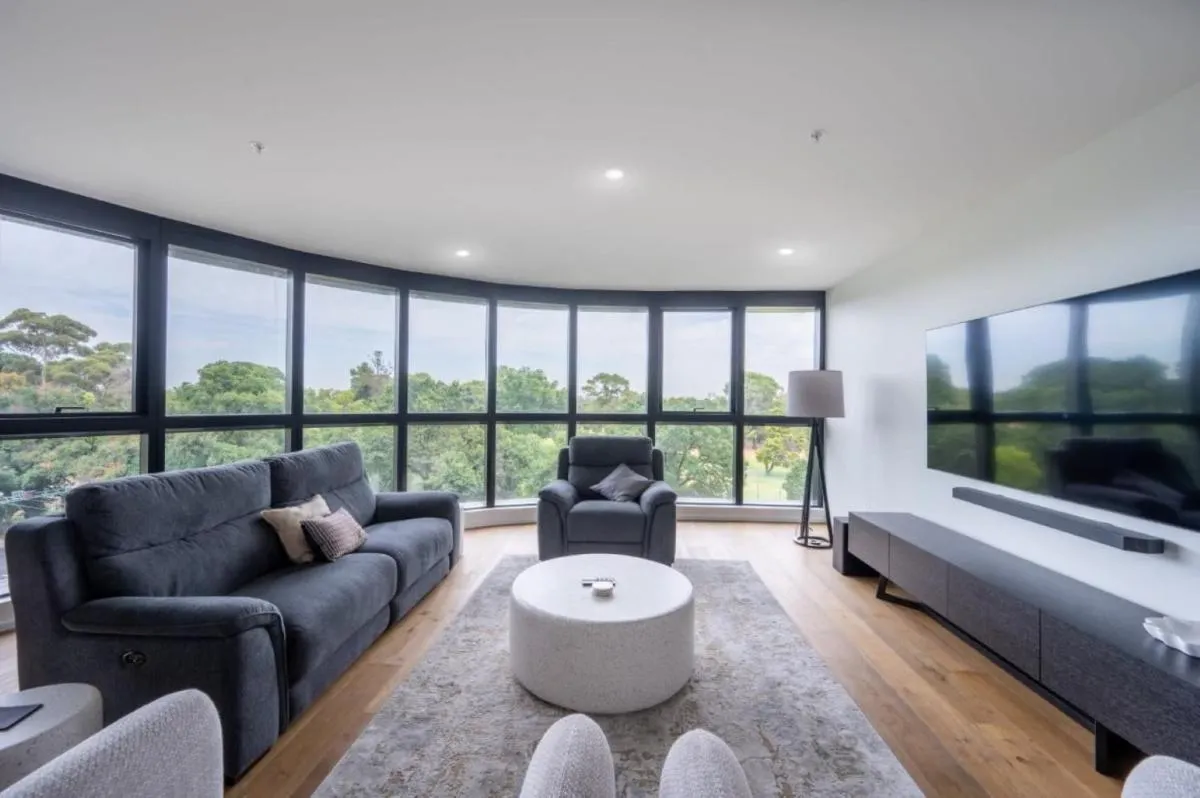 Image 5 of Luxury Melbourne 4 Bed Apt – Pool and Parking