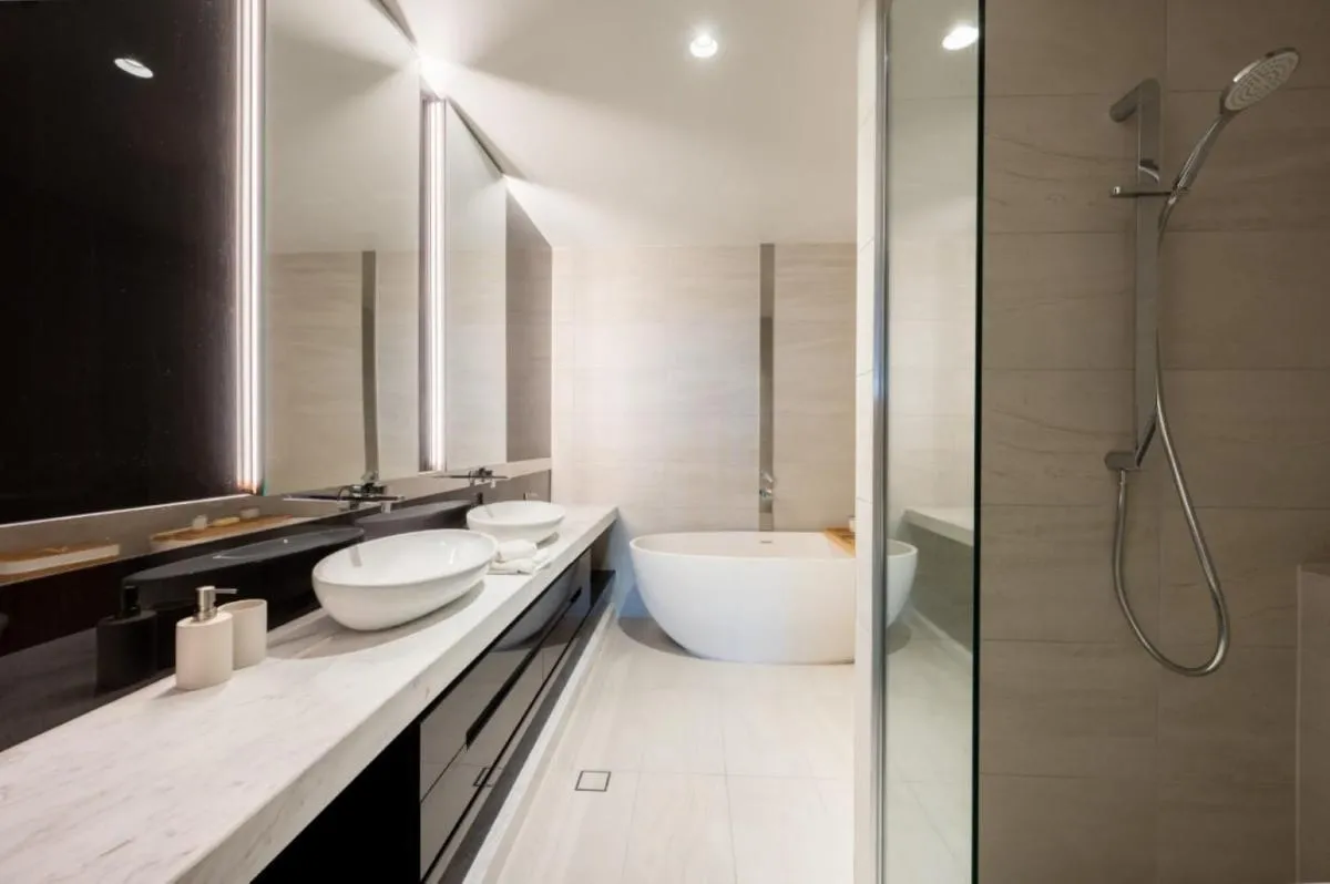 Image 1 of Luxury Melbourne 4 Bed Apt – Pool and Parking