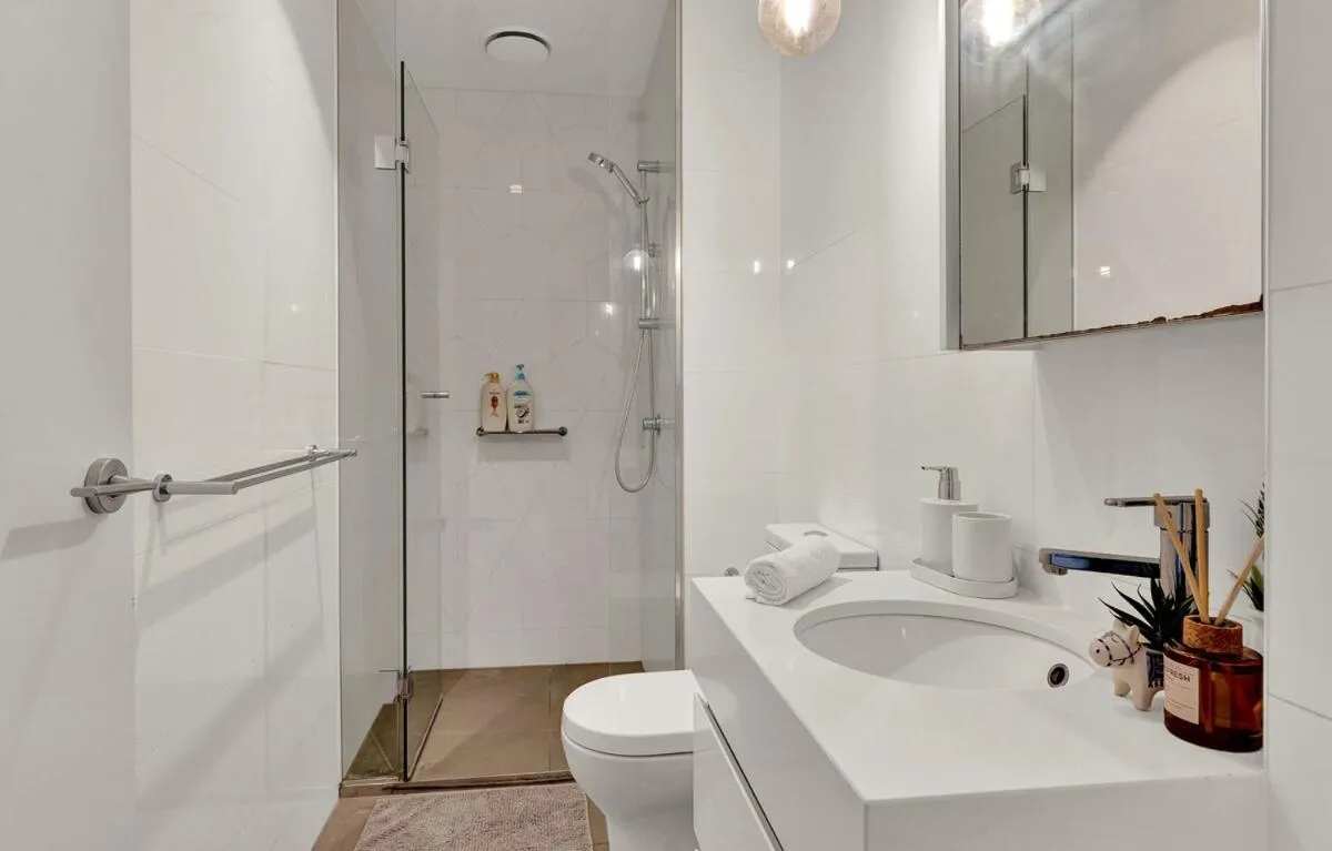 Image 6 of Lvl 42 2B1B Apartment with City Views – Central CBD Location