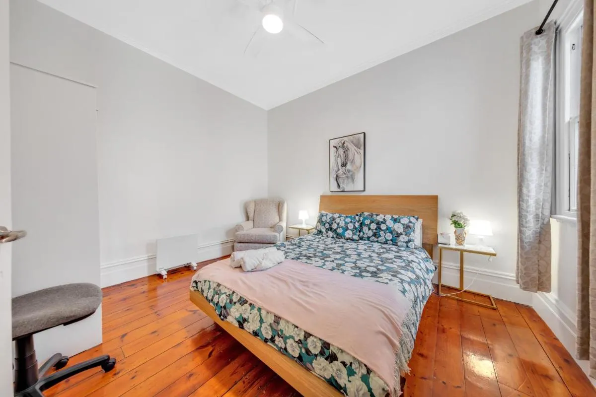 Image 6 of Melbourne Guest House with Parking and Courtyard