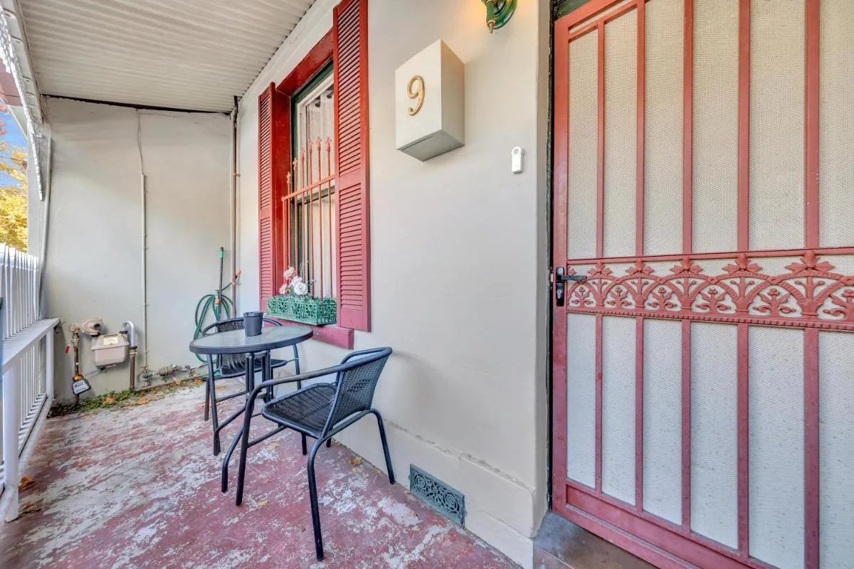 Image 2 of Melbourne Guest House with Parking and Courtyard