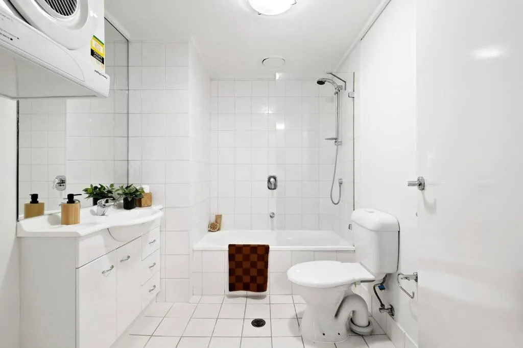 Image 2 of Melbourne Luxury – Pool, Gym, Views & Free Parking