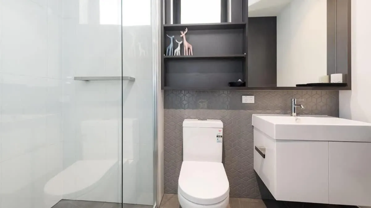 Image 2 of Modern 2B Apartment with City Views