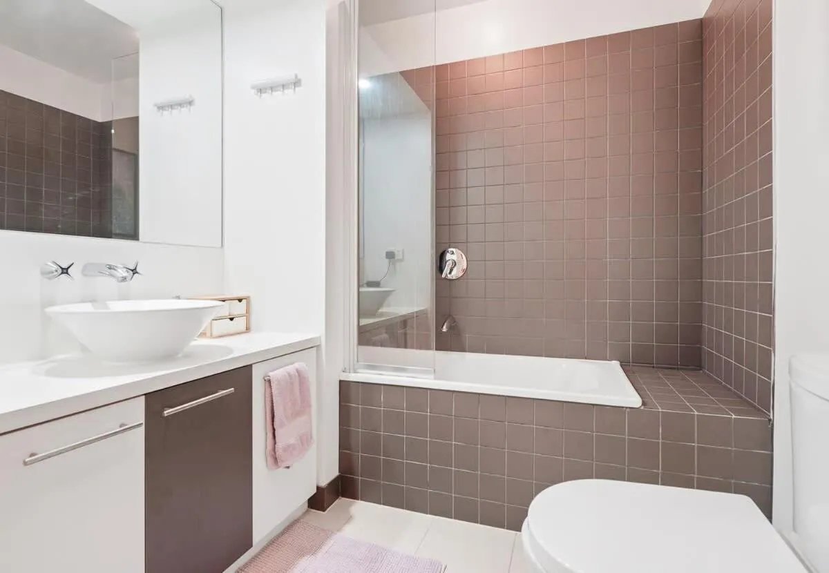 Image 2 of Premiere Port Melbourne Executive Apt near beach!