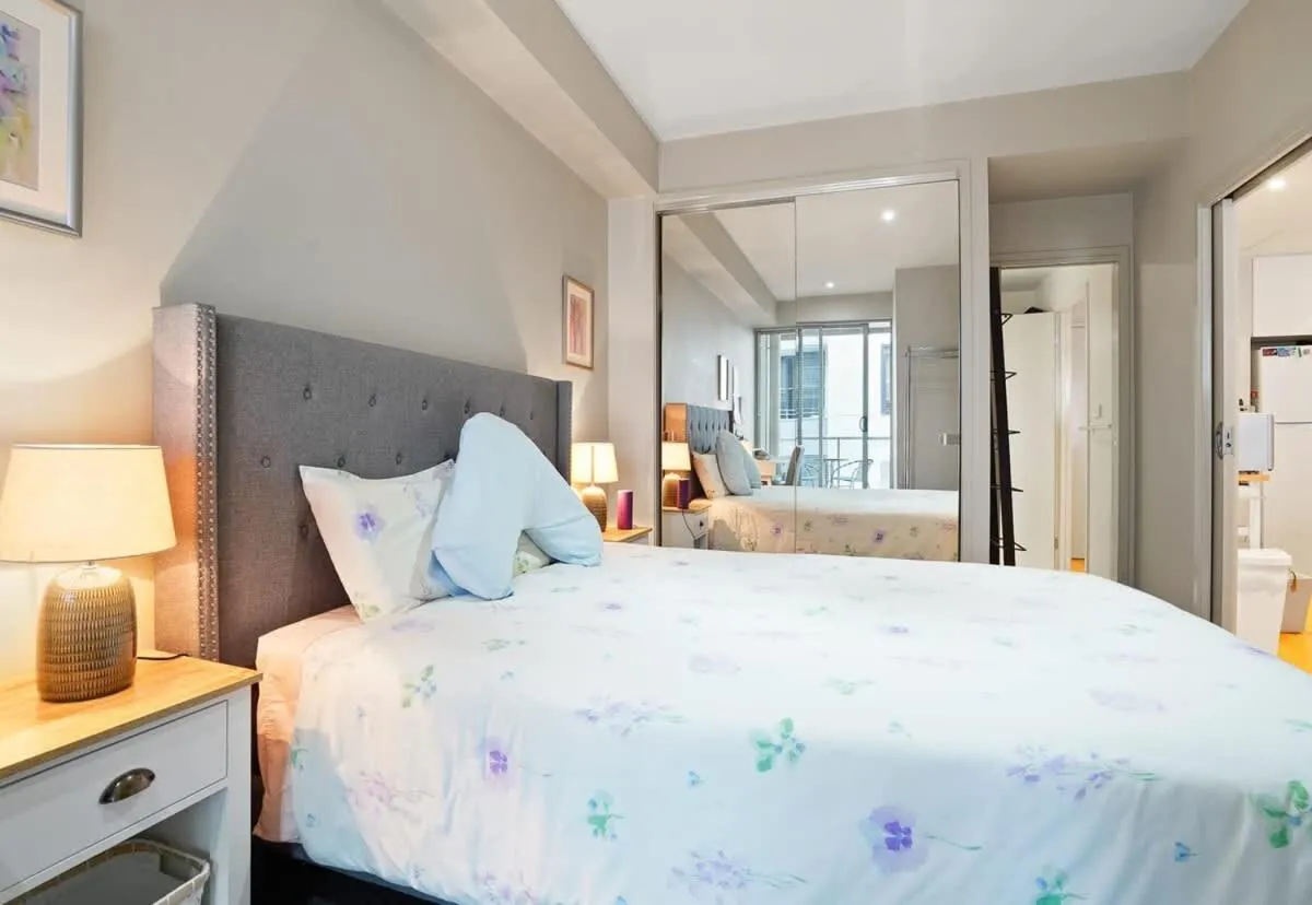 Image 6 of Premiere Port Melbourne Executive Apt near beach!
