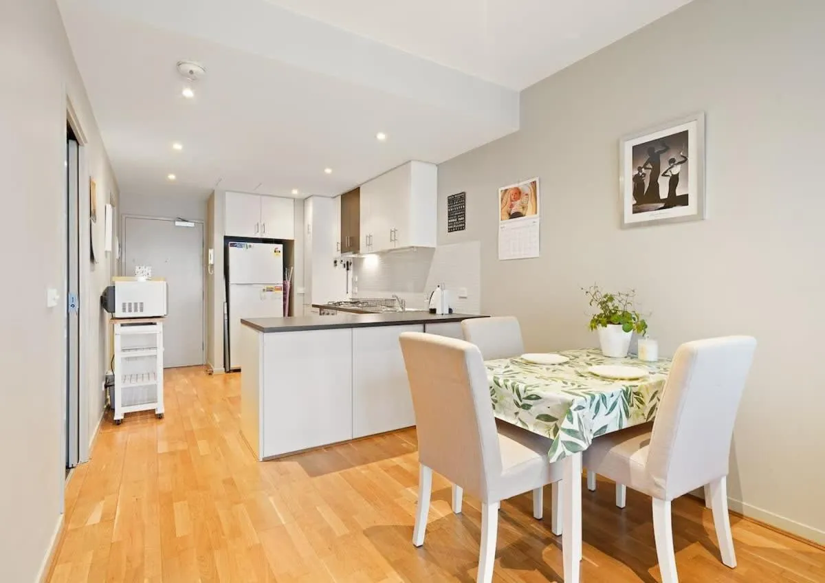 Image 3 of Premiere Port Melbourne Executive Apt near beach!