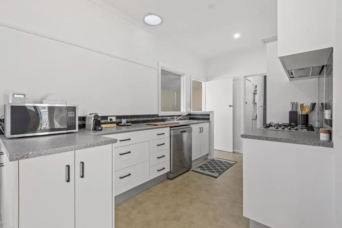 Image 4 of Spacious 3-Bed With Outdoor Dining Near Airport