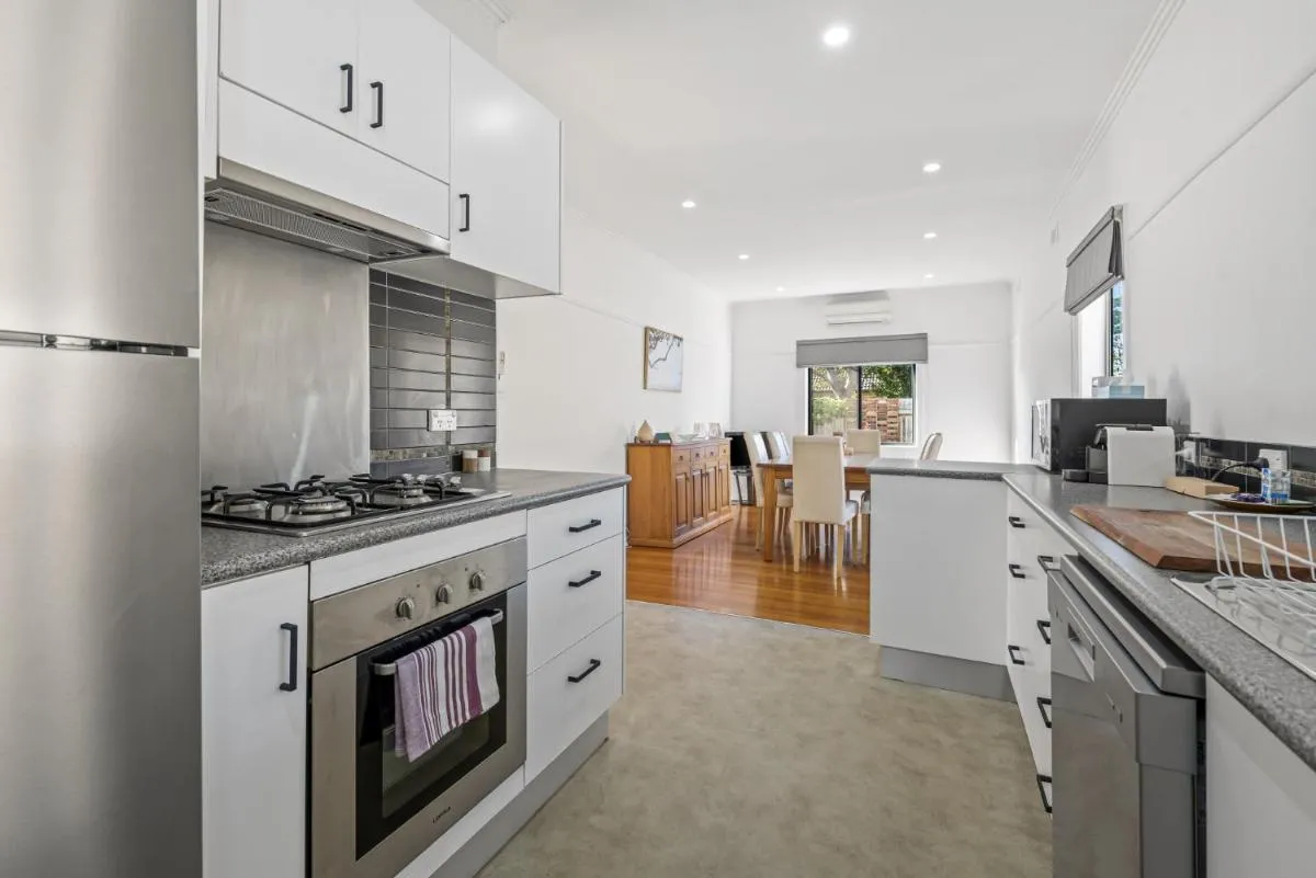 Image 5 of Spacious 3-Bed With Outdoor Dining Near Airport