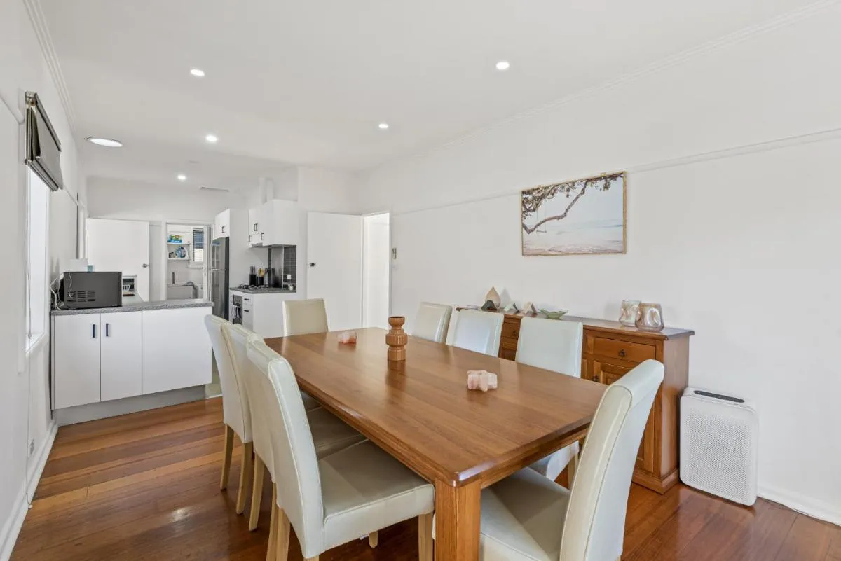 Image 3 of Spacious 3-Bed With Outdoor Dining Near Airport