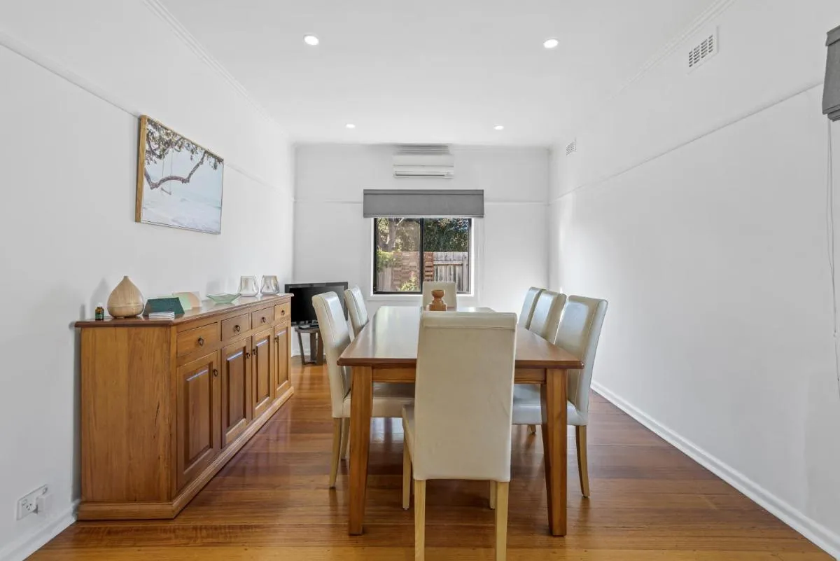 Image 6 of Spacious 3-Bed With Outdoor Dining Near Airport