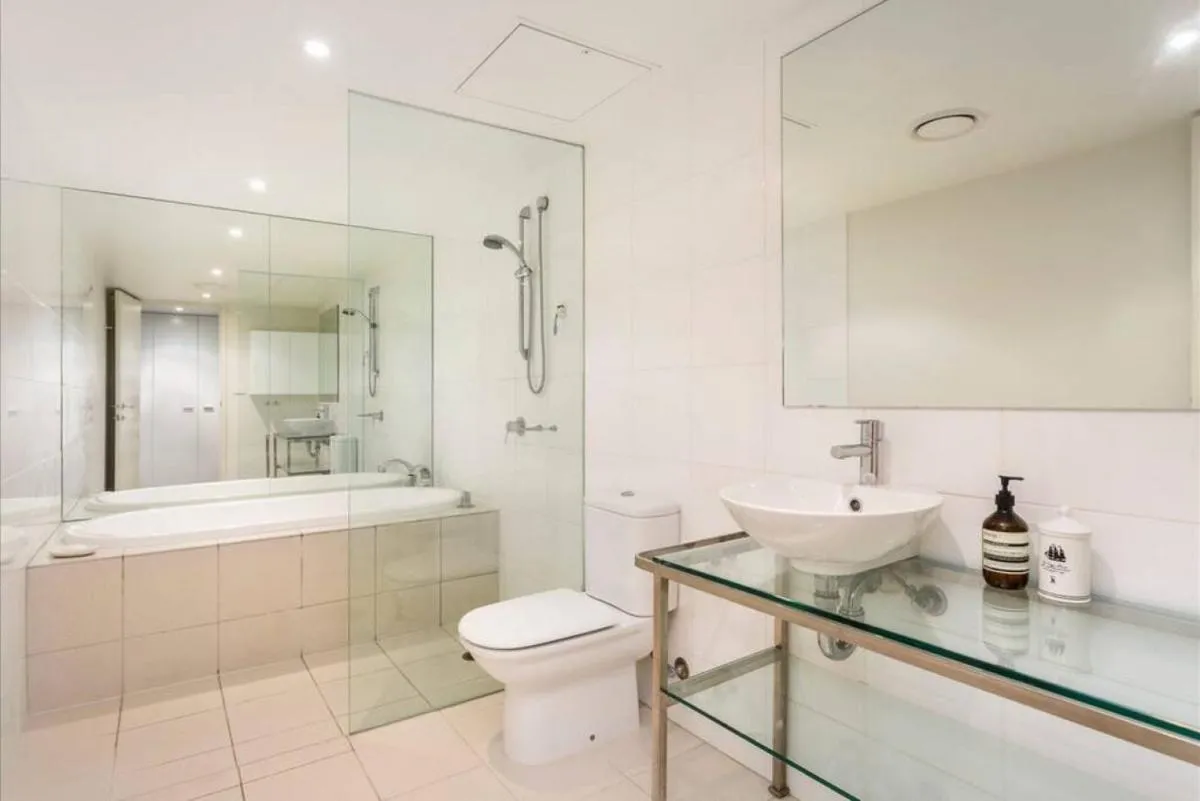 Image 2 of Spacious 4 brm Gem right in the heart of the city