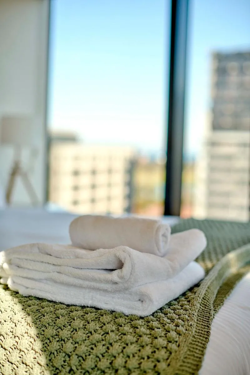 Image 3 of Stylish 2BR Apartment St Kilda Rd w Pool Parking