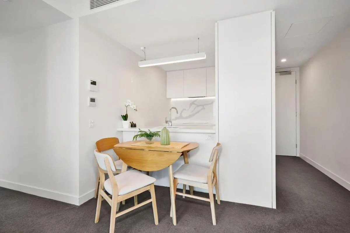 Image 2 of Stylish 2BR Apartment St Kilda Rd w Pool Parking
