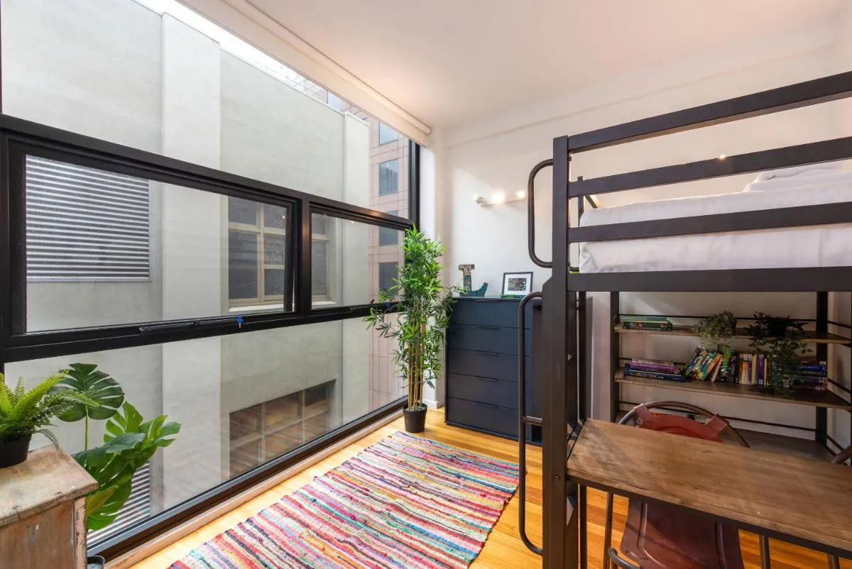 Image 6 of Stylish 3-bed Unit in the Heart of Melbourne CBD!