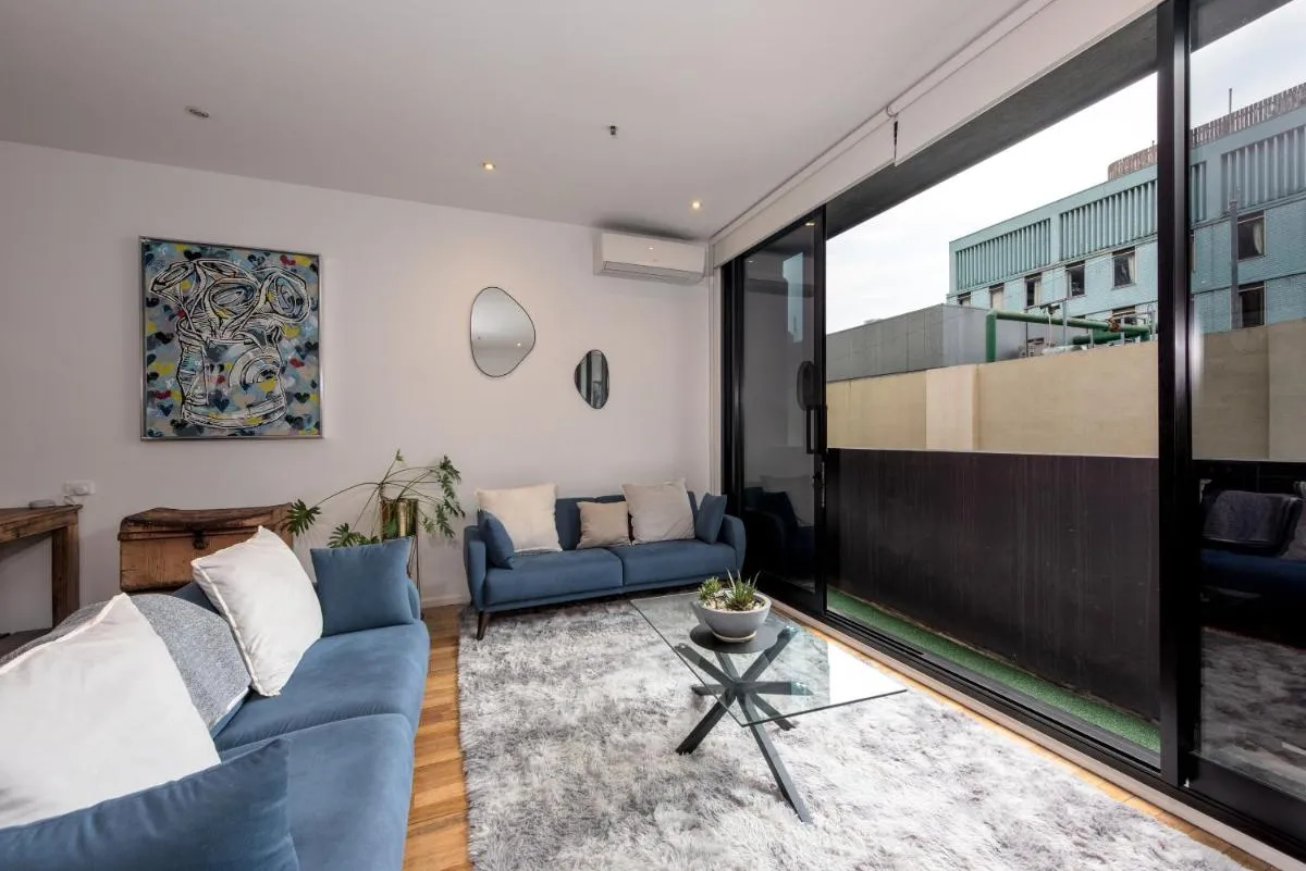 Image 1 of Stylish 3-bed Unit in the Heart of Melbourne CBD!