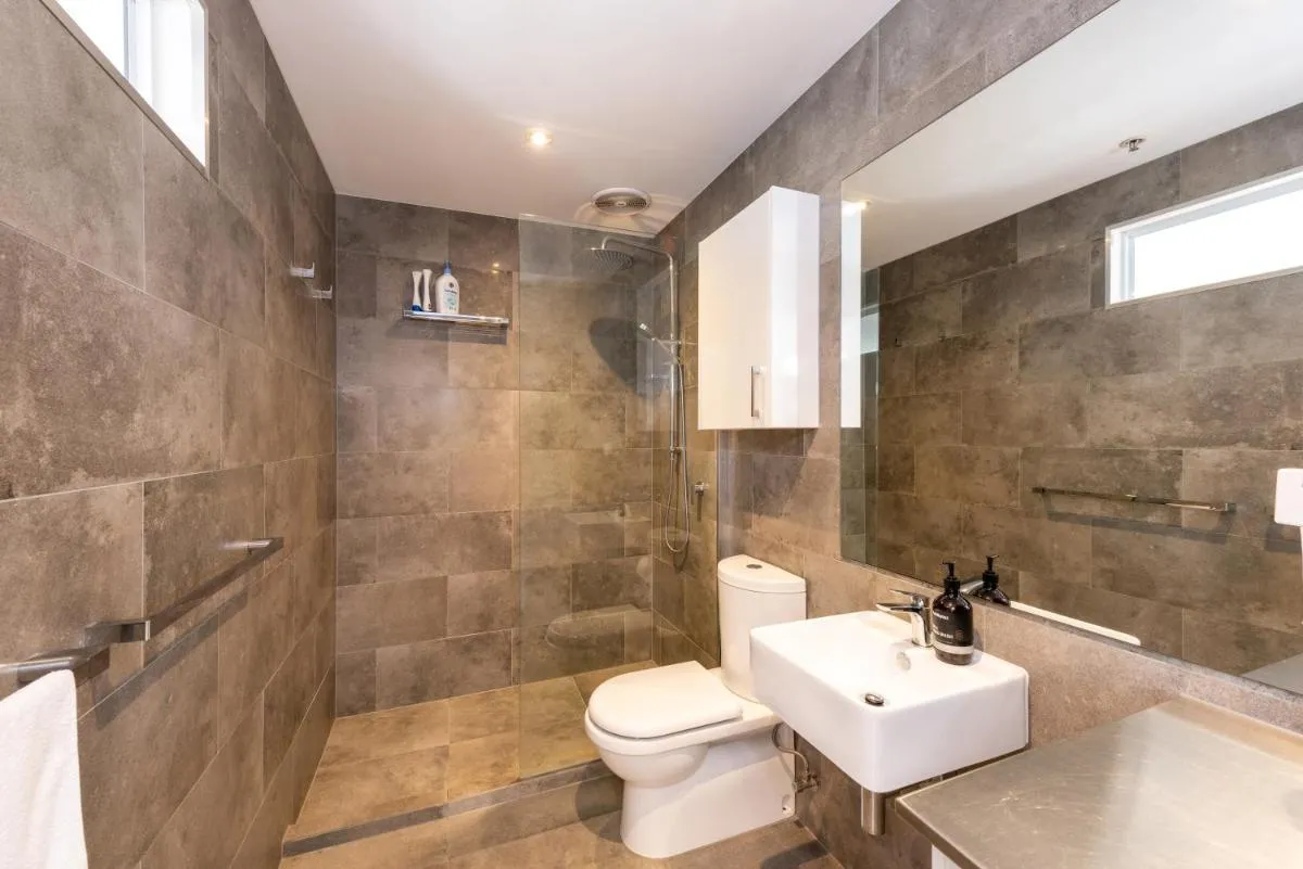 Image 2 of Stylish 3-bed Unit in the Heart of Melbourne CBD!