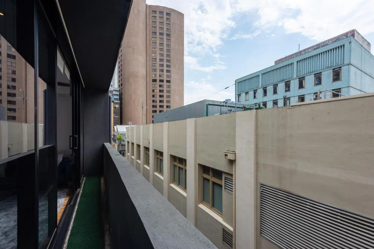 Image 3 of Stylish 3-bed Unit in the Heart of Melbourne CBD!