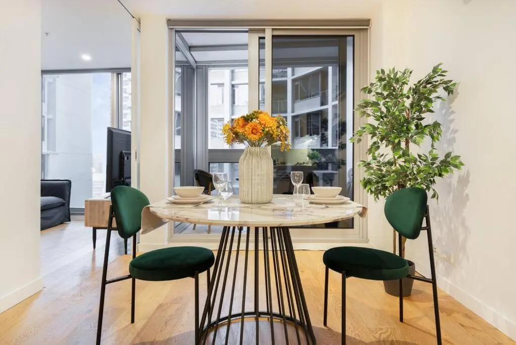 Image 3 of Stylish CBD apt in prime location w Balcony#TF25