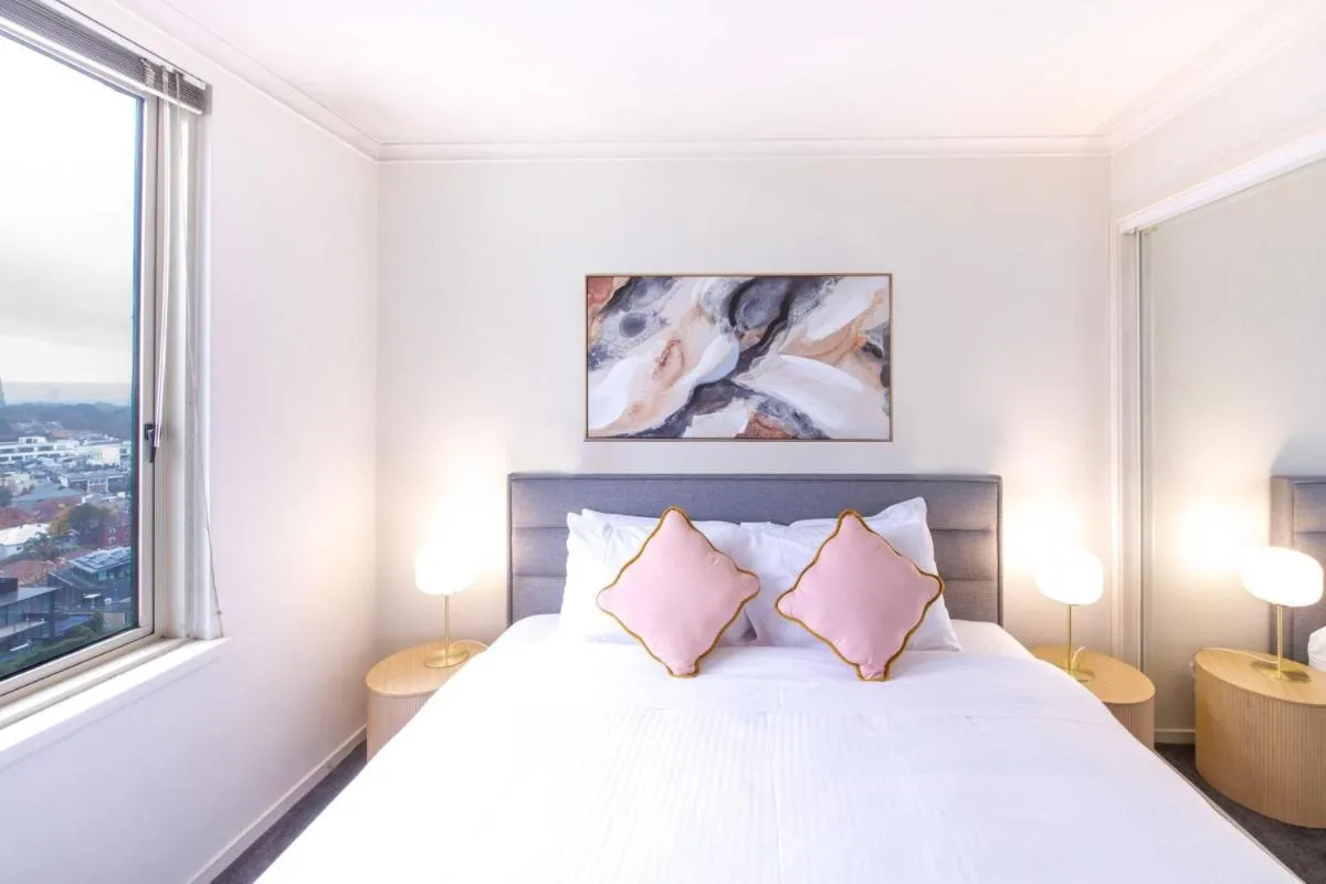 Image 6 of Stylish Cosy Gem w Pool, Tennis Court, & Parking
