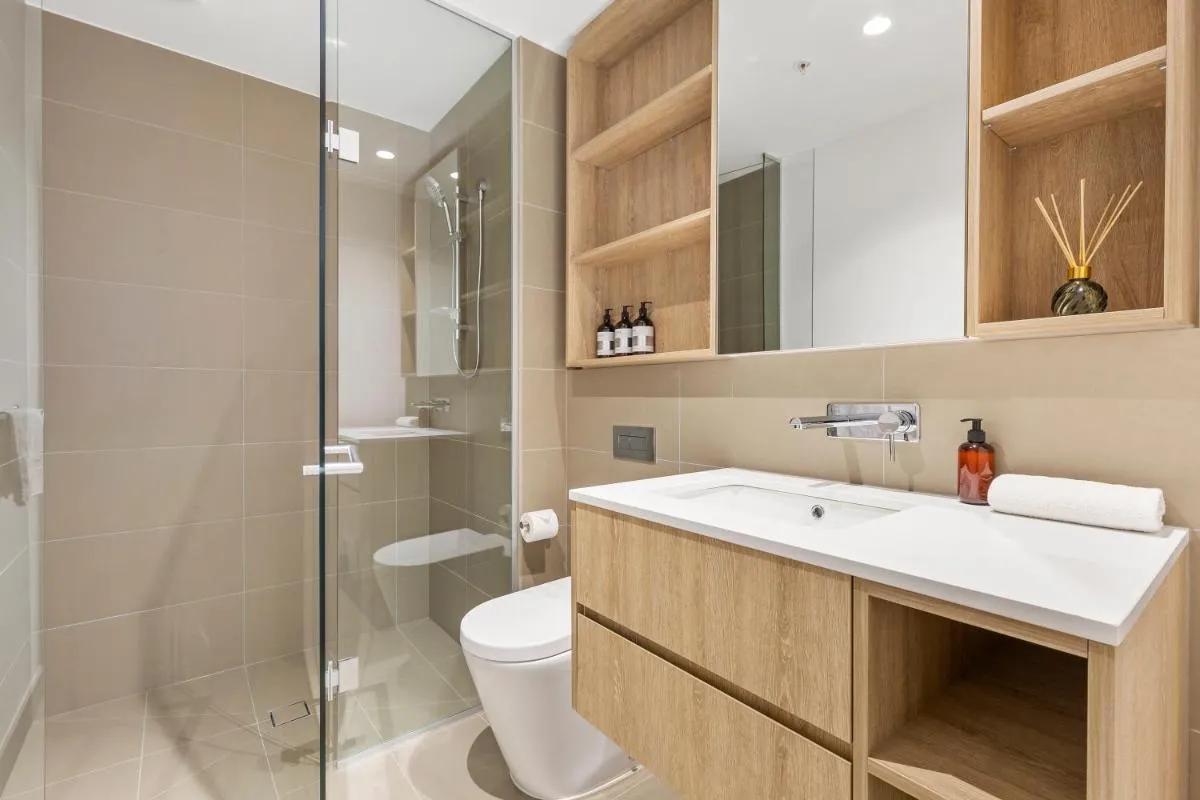 Image 2 of Stylish & Vibrant Apt In Best Location w Gym, Pool