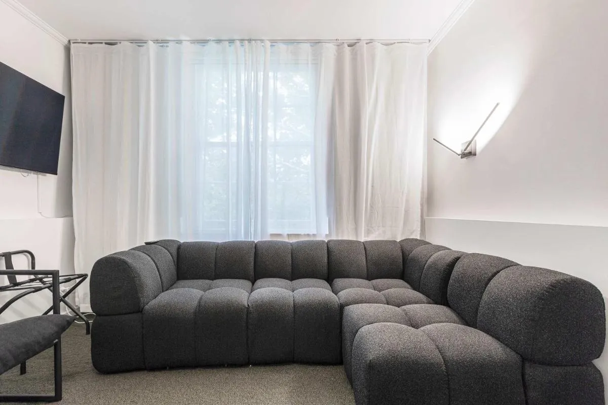 Image 1 of Stylish studio apartment opposite Carlton Gardens