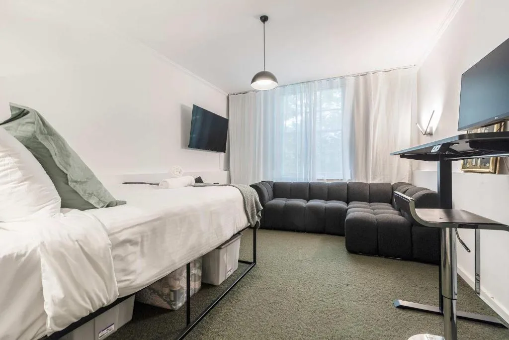 Image of Stylish studio apartment opposite Carlton Gardens