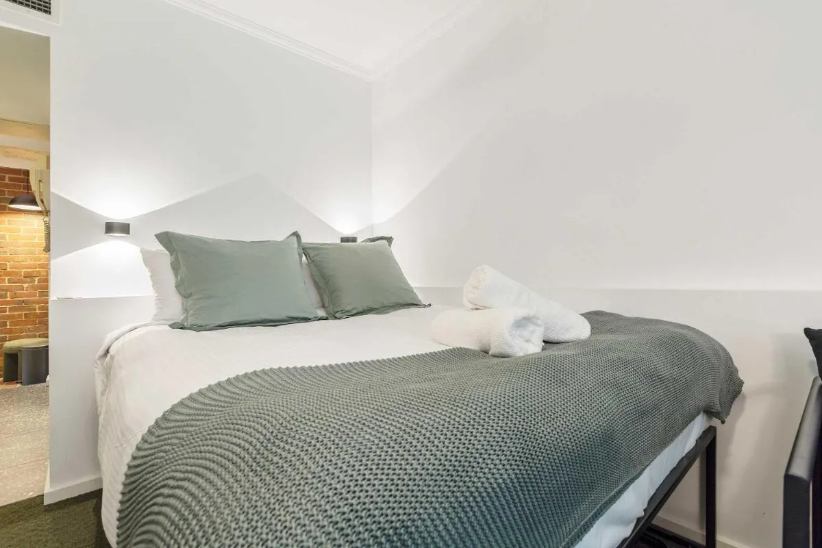Image 2 of Stylish studio apartment opposite Carlton Gardens