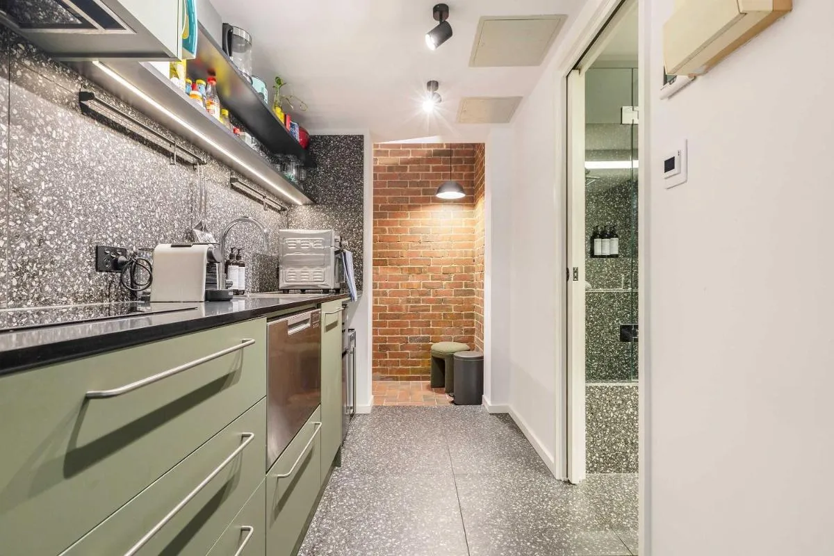 Image 3 of Stylish studio apartment opposite Carlton Gardens