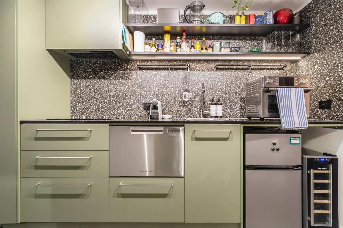 Image 5 of Stylish studio apartment opposite Carlton Gardens