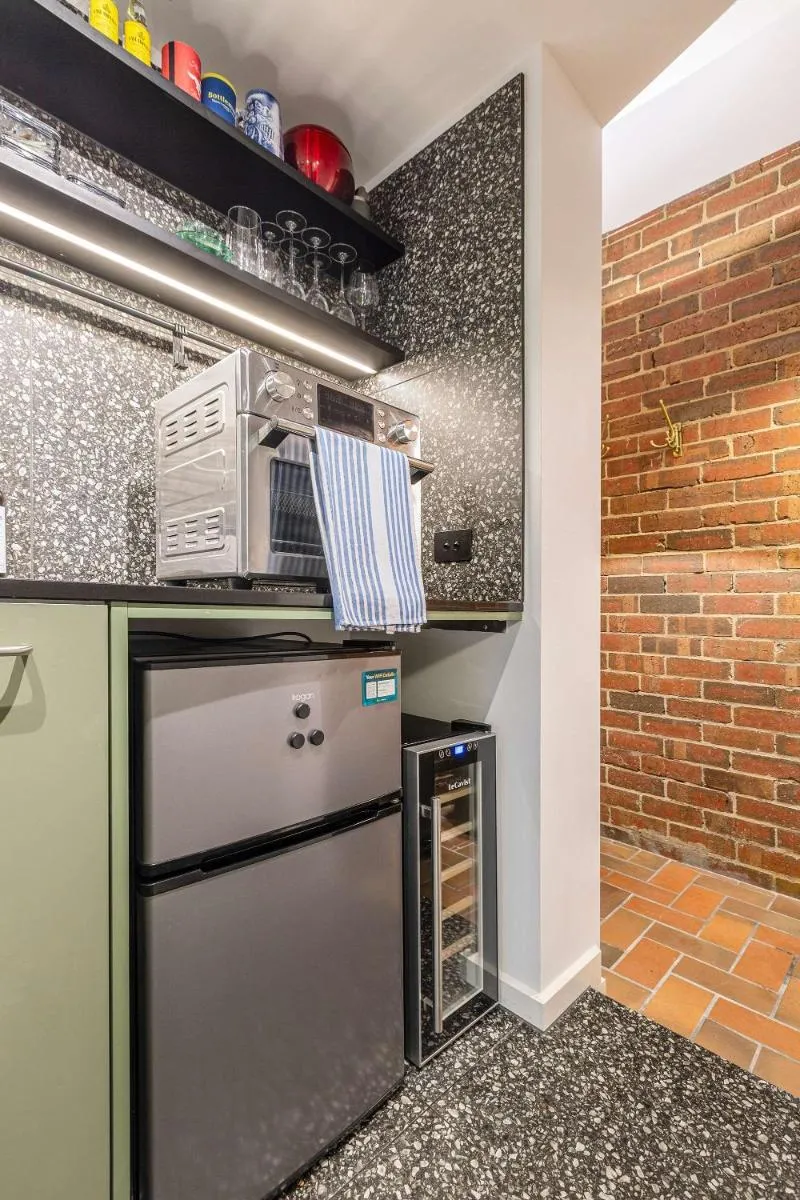 Image 6 of Stylish studio apartment opposite Carlton Gardens