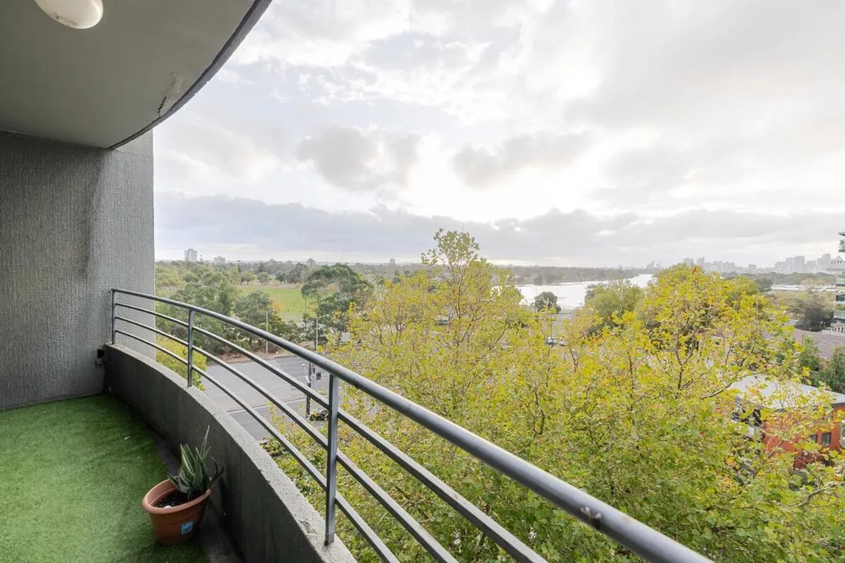 Image 5 of Sunny Retreat & Balcony Near Albert Park