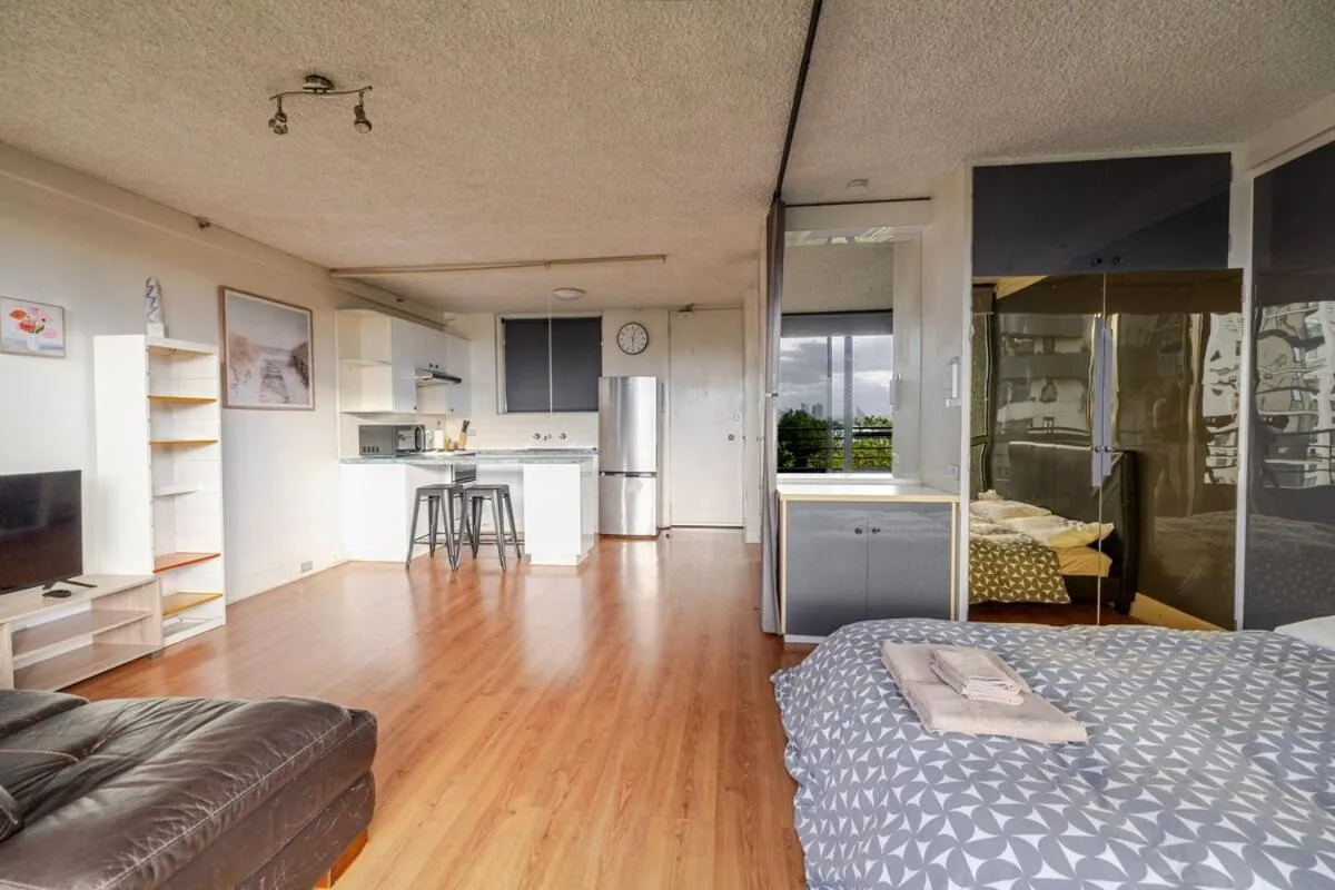 Image 2 of Sunny Retreat & Balcony Near Albert Park