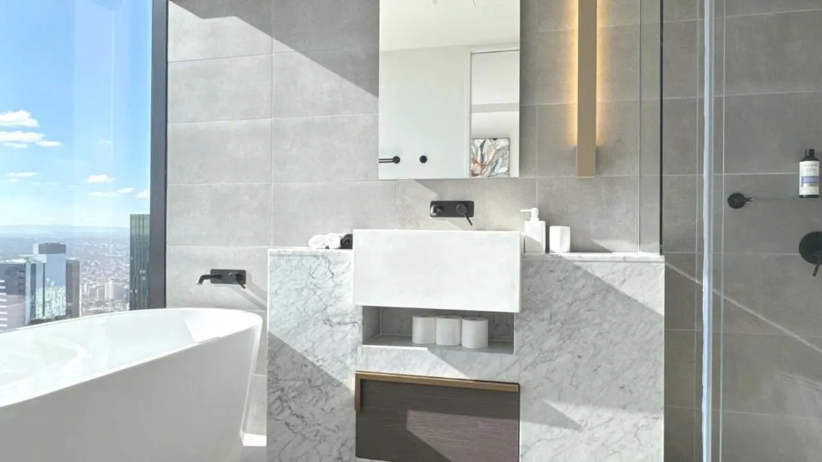 Image 2 of Top CBD Skyline Luxury 2 Beds, 2 Baths Free Parking