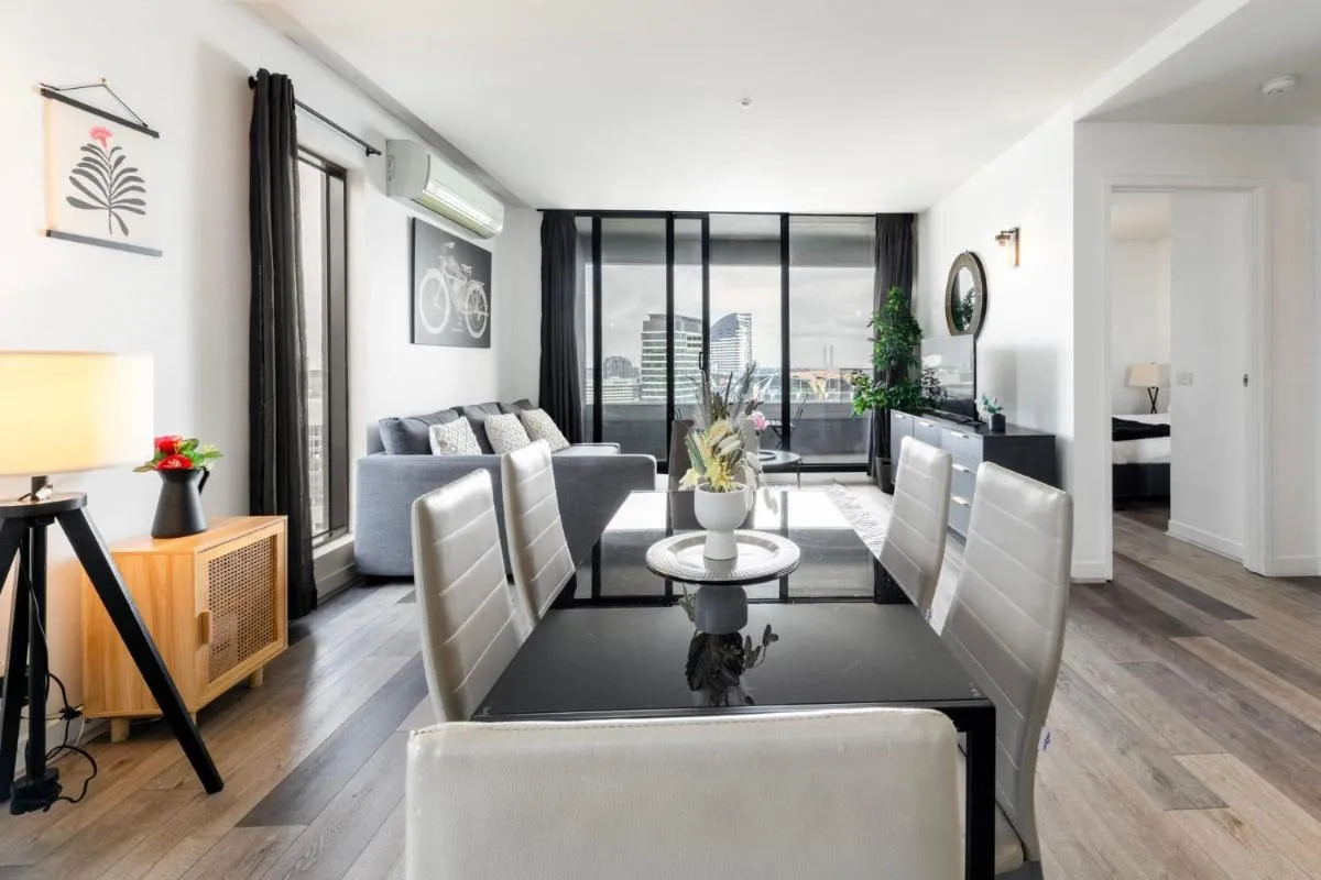Image 4 of Trendy 2BR with Pool, Gym & Carpark in Prime Spot
