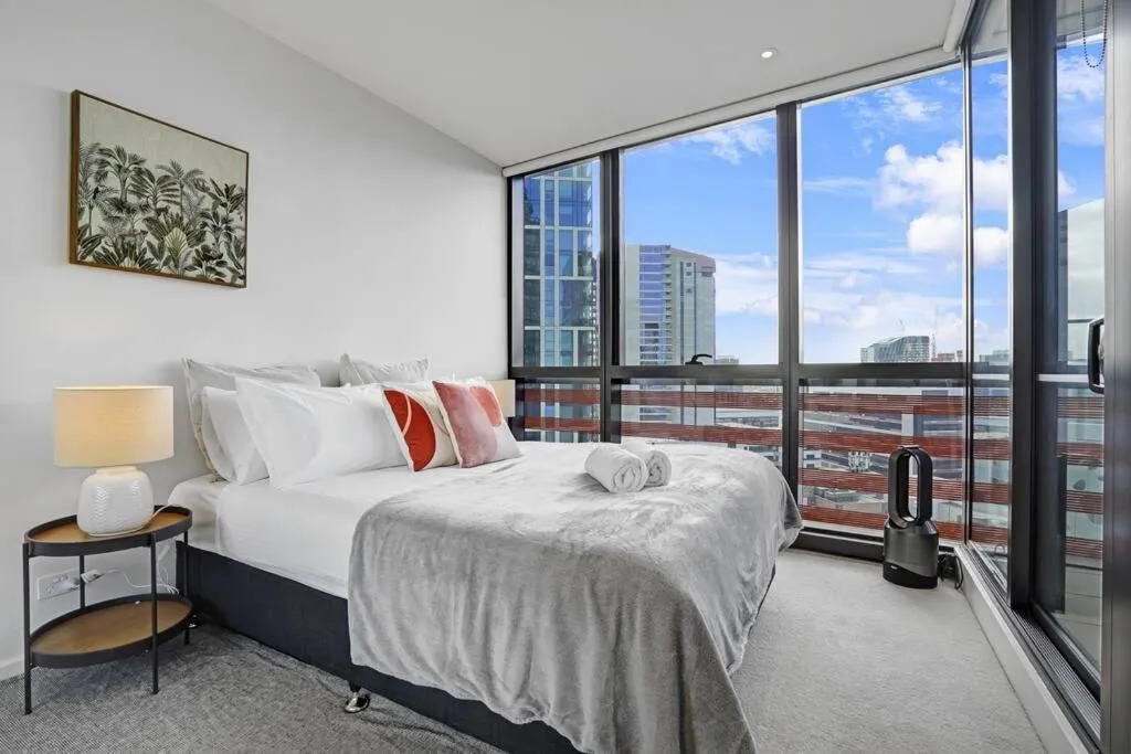 Image 1 of Waterfront 1BR Docklands Apt CollinsSt FreeParking#8314