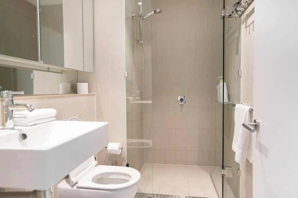 Image 2 of Waterfront 2BR Docklands apt w Balcony&FreeParking#8316