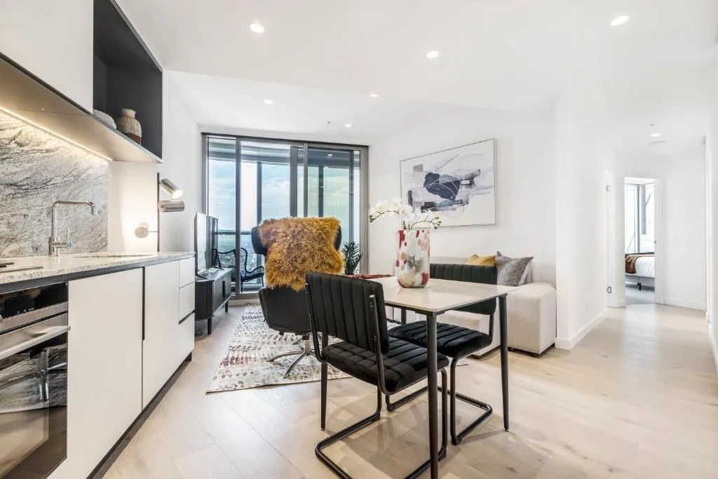 Image of West Side Contemporary Pad in Shopping Precinct