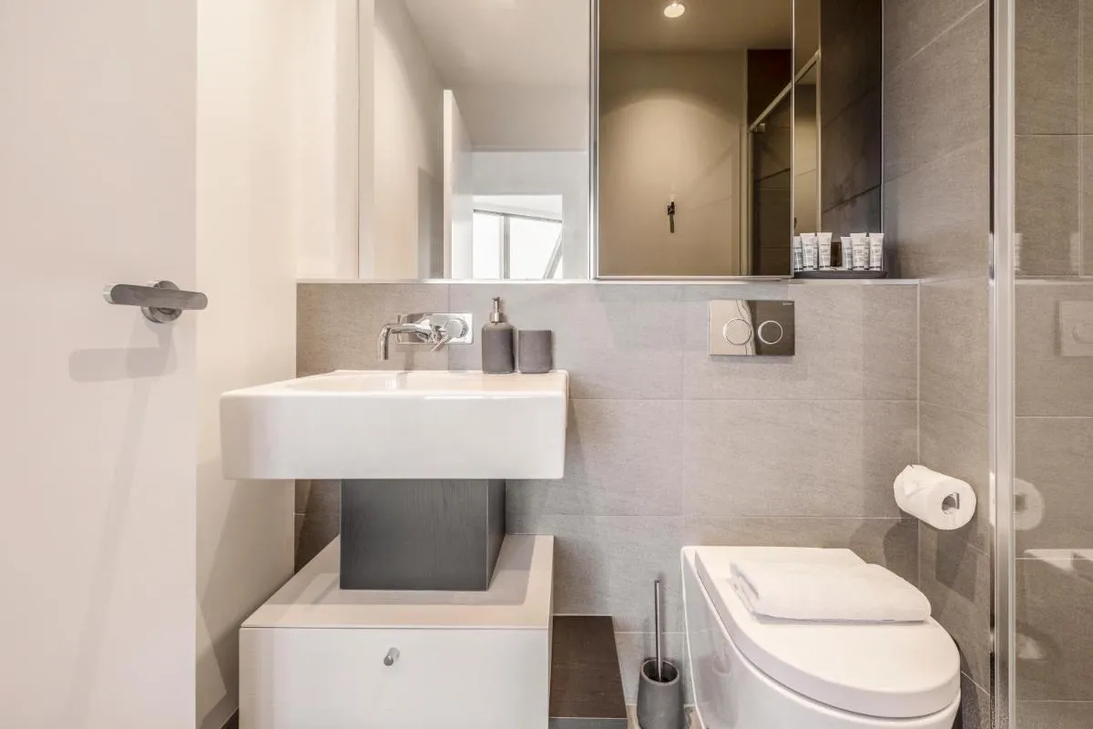 Image 2 of West Side Contemporary Pad in Shopping Precinct